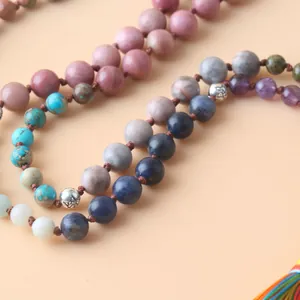 Gros plan détaillé d'un collier Mala 108 perles en pierre impériale naturelle avec nœuds