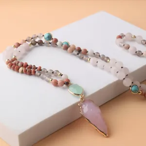 Détail du pendentif en pointe de flèche rose sur collier de 108 perles quartz.