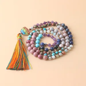 Vue détaillée du collier Mala bohème à 108 perles avec pendentif en pierre et pompon