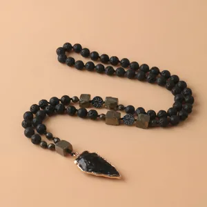 Collar de punta de flecha de obsidiana anudado a mano con piedras de lava y pirita