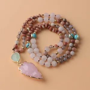 Vue détaillée de 108 perles de mala en quartz rose avec un pendentif flèche rose