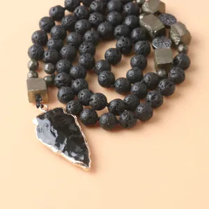 Primer plano detallado del collar hecho a mano con punta de flecha de obsidiana