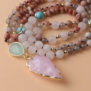 Vue détaillée du collier mala en quartz rose avec un pendentif en pointe de flèche