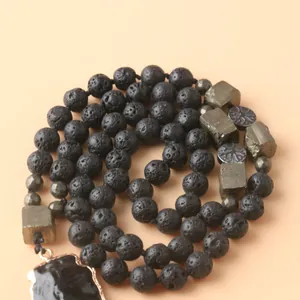 Detalle del collar de piedra de lava con colgante de obsidiana y cubos de pirita