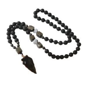 Collar de piedra de lava anudado a mano con colgante de punta de flecha de obsidiana