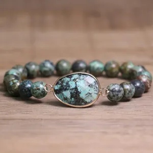 Vue rapprochée d'un bracelet élastique en pierre turquoise avec pendentif facetté