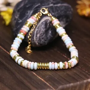 Dettaglio del bracciale regolabile in pietra naturale con perle in acciaio inox dorato