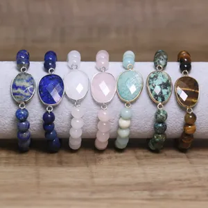 Collection de bracelets en perles de pierre naturelle faits main avec pendentifs gemmes