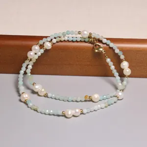 Vue détaillée du collier de perles naturelles et de perles de verre bleu clair avec fermoir.