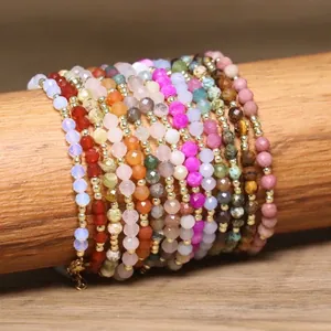 Gros plan de bracelets en perles de pierre naturelle facettées style bohème