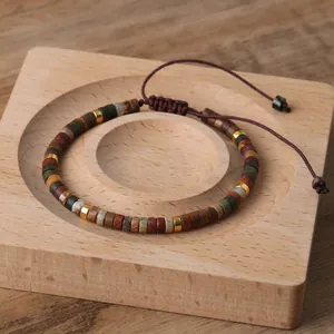 Gros plan détaillé d'un bracelet en pierre naturelle de jaspe Picasso tissé à la main