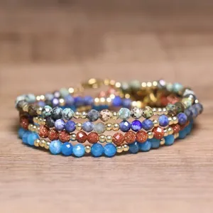 Détail de bracelets multicouches en perles de pierre naturelle facettées de style bohème