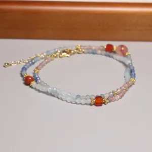 Détail des perles en verre colorées et des accents dorés sur un collier élégant