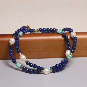 Gros plan d'un collier vintage avec perles d'eau douce naturelles et perles bleues.