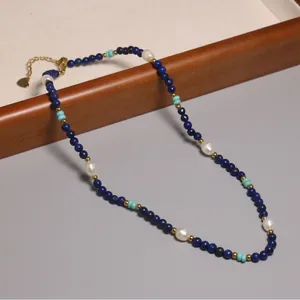 Vue détaillée d'un collier de perles vintage avec perles d'eau douce et perles bleues
