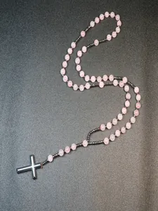 Detailweergave van 8mm rozenkwarts en hematiet kralen op een handgemaakte rozenkrans ketting