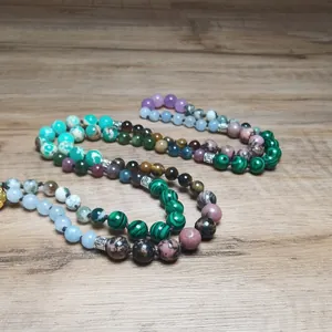 Gros plan détaillé d'un collier mala artisanal avec 108 perles en pierres naturelles