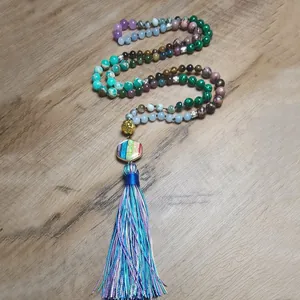 Collier Mala 108 perles fait main avec pierres colorées et long pompon en soie