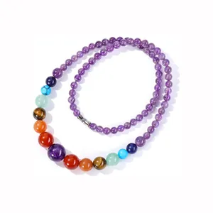 Nahaufnahme von bunten Natursteinperlen an einer lila Amethyst-Perlenkette im Vintage-Stil