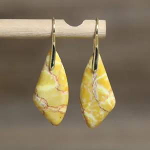 Primer plano de pendientes vintage de piedra imperial en forma de abanico con ganchos.