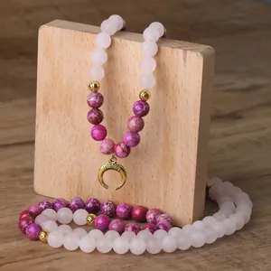 Perles de mala 108 en quartz rose et jaspe violet avec pendentif lune croissante dorée