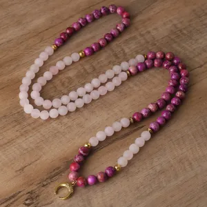 Gros plan sur 108 perles mala en pierre impériale violette et quartz rose naturel