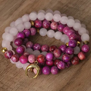 Vue détaillée des perles mala 108 en quartz rose et jaspe avec pendentif lune dorée