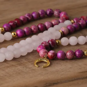 Gros plan de 108 perles en pierre impériale violette et quartz rose avec pendentif lune