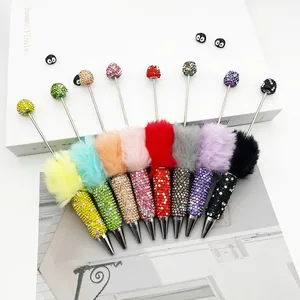 Detailansicht von acht bunten, glitzernden Kristallstiften mit flauschigen Pompons.