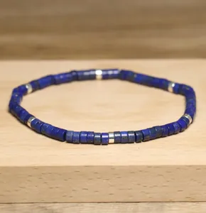 Nahaufnahme des elastischen Armbands aus natürlichen Lapislazuli-Zylinderperlen
