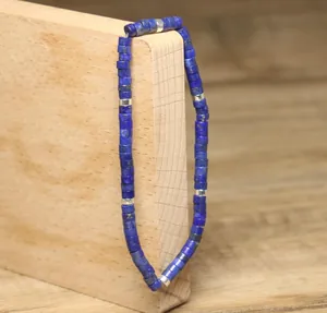 Nahaufnahme eines Armbandes aus Lapislazuli-Zylinderperlen mit Silberspacern