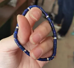 Nahaufnahme des blauen Lapislazuli-Abstandsperlenarmbands für moderne Damen und Herren