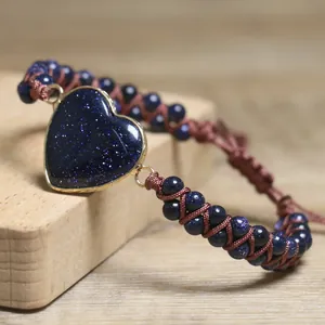 Detailansicht eines verstellbaren Armbands mit einem herzförmigen blauen Sandstein