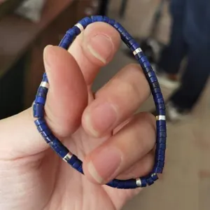 Natürliches 2x4mm Lapislazuli Zylinderperlen Elastikarmband mit Silber-Abstandhaltern.