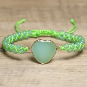 Detailansicht des herzförmigen grünen Steins und des lindgrünen geflochtenen Armbands