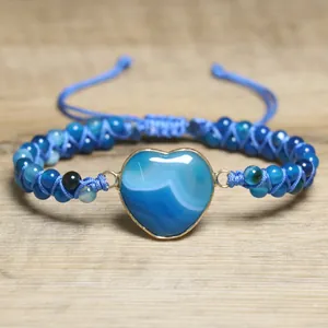 Detaillierte Ansicht eines blauen, verstellbaren Armbands mit herzförmigem Achatstein