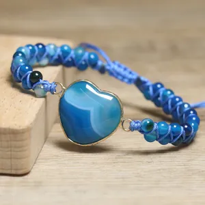 Nahaufnahme des herzförmigen blauen gestreiften Achatsteins am Webarmband