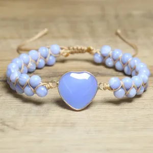 Nahaufnahme des herzförmigen Natursteins an einem blauen zweilagigen Perlenarmband