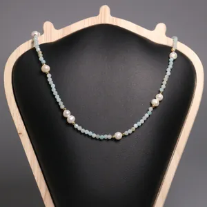 Collier vintage élégant en perles d'eau douce et perles de verre bleues sur support noir