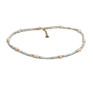 Collier élégant de style vintage en perles d'eau douce et perles de verre bleu clair.