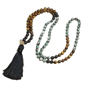 Collar largo de cuentas de piedra natural hecho a mano con colgante de borla negra