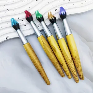 Detail van penseelvormige balpennen met houtnerfhouder en kleurrijke uiteinden