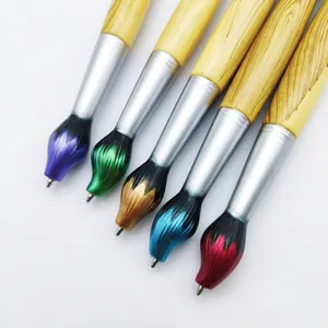 Detail van balpennen met penseelvormige punten en houten textuur vaten in verschillende kleuren.