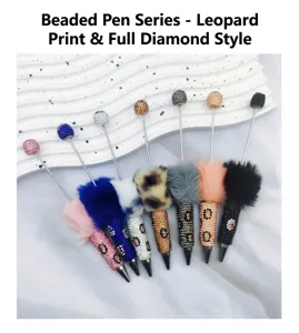 Vielzahl von Leopard-Strass-Perlenstiften mit Kunstfell-Pompon-Details in verschiedenen Farben