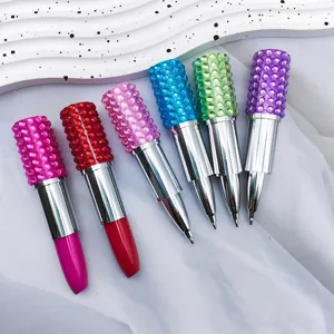 Detailansicht der mit Strasssteinen besetzten Lippenstift-Kugelschreiber in bunten Farben