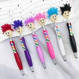 Penne a sfera cartoon con testa di bambola, capelli soffici, cravatta arcobaleno.