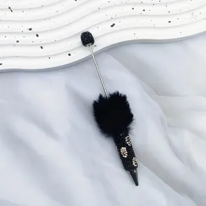 Luxuriöser Kugelschreiber mit Strass und schwarzem Kunstpelz-Bommel als Geschenk