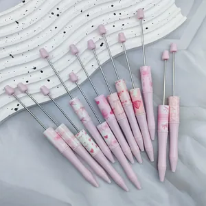 Juego de bolígrafos de cuentas rosas DIY con lindos patrones de lazos y corazones en bandeja