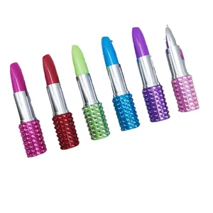 Set mit sechs bunten Kugelschreibern in Lippenstiftform mit Strasssteinen als Geschenk