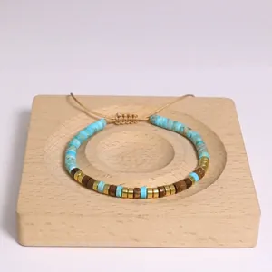 Detail van de morsecode natuursteen kralenarmband met verstelbaar koord